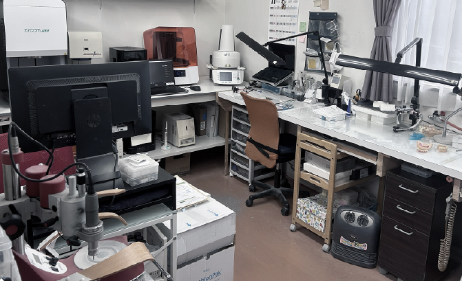 浜松市の歯科技工所メルデンタルアートの作業風景